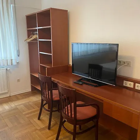 Zentrale Und Gemuetliche In *